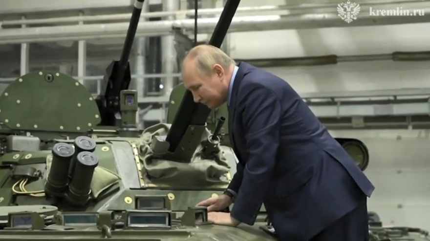 Tổng thống Putin tham quan cơ sở vũ khí, quan sát bên trong xe thiết giáp